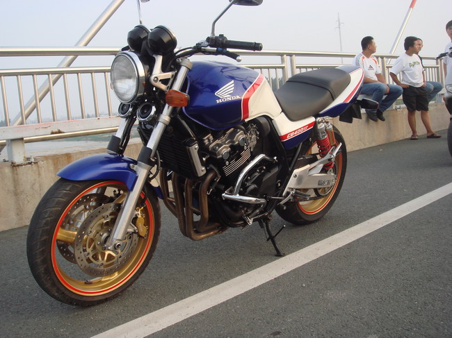[原创]求够一台04以后的CB1300家里面还有一台CB400VTEC2代卖，有的朋友联系下QQ51599137电话158