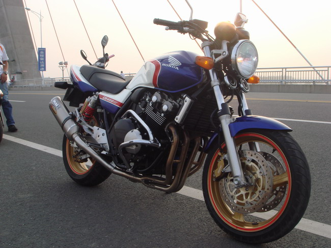 [原创]求够一台04以后的CB1300家里面还有一台CB400VTEC2代卖，有的朋友联系下QQ51599137电话158