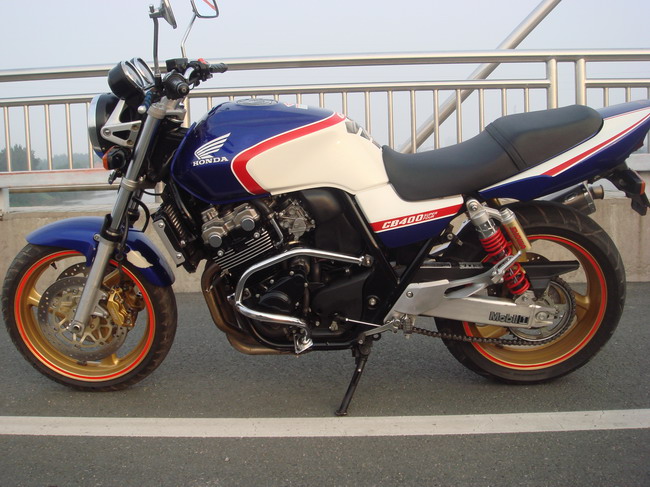 [原创]求够一台04以后的CB1300家里面还有一台CB400VTEC2代卖，有的朋友联系下QQ51599137电话158