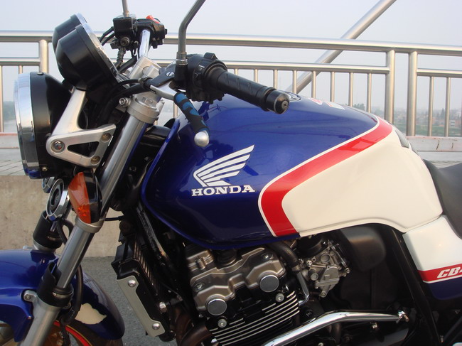[原创]求够一台04以后的CB1300家里面还有一台CB400VTEC2代卖，有的朋友联系下QQ51599137电话158