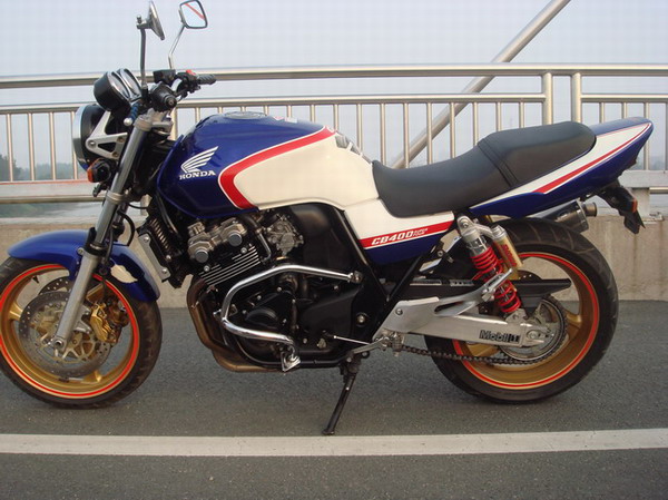 [原创]求够一台04以后的CB1300家里面还有一台CB400VTEC2代卖，有的朋友联系下QQ51599137电话158