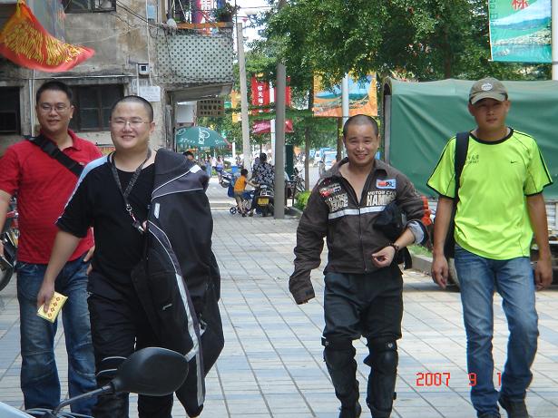 路上辛苦了..我们的偶像