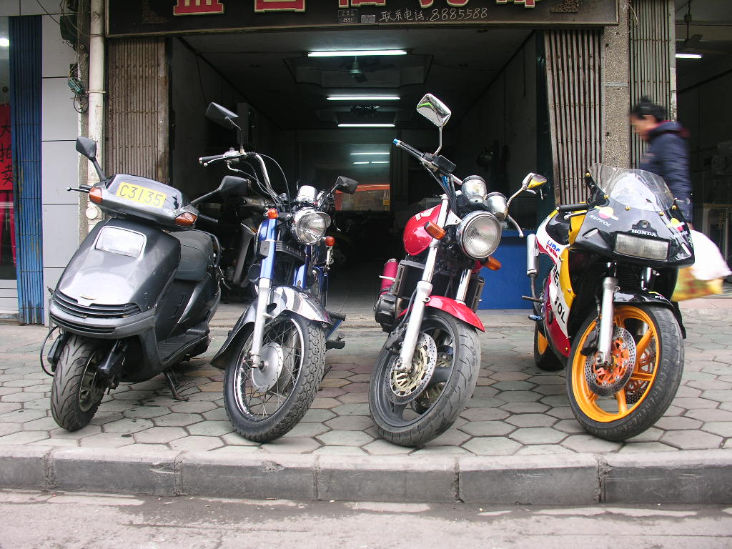 广西百色18000元卖四架摩托车。