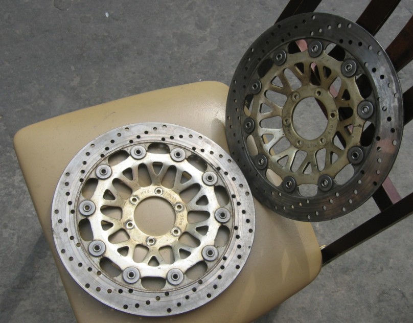 广东南海出售94CB400前刹车碟一对500元。