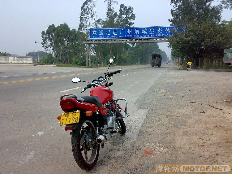 两个女孩子一台车