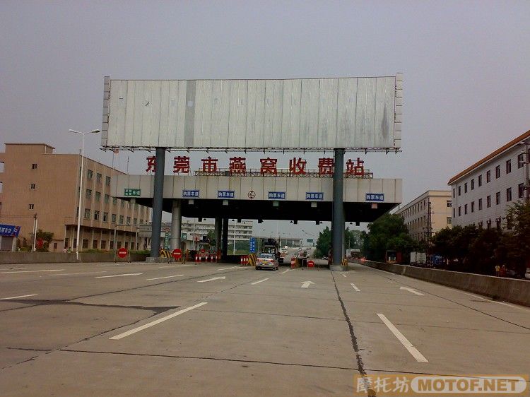两个女孩子一台车