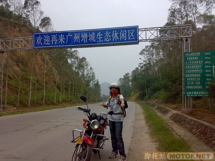 两个女孩子一台车