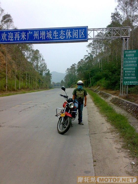 两个女孩子一台车