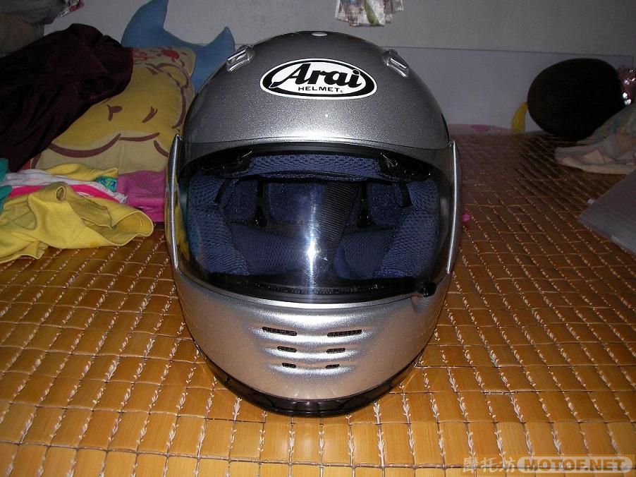 代友清理家中多余的顶级名牌ARAI.SHOEI头盔1300-2000不等
