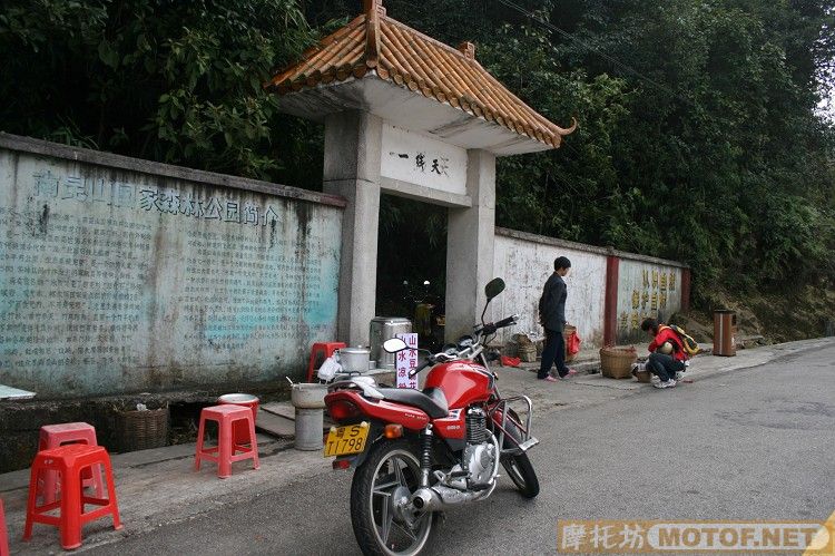 两个女孩子一台车相片更新中……