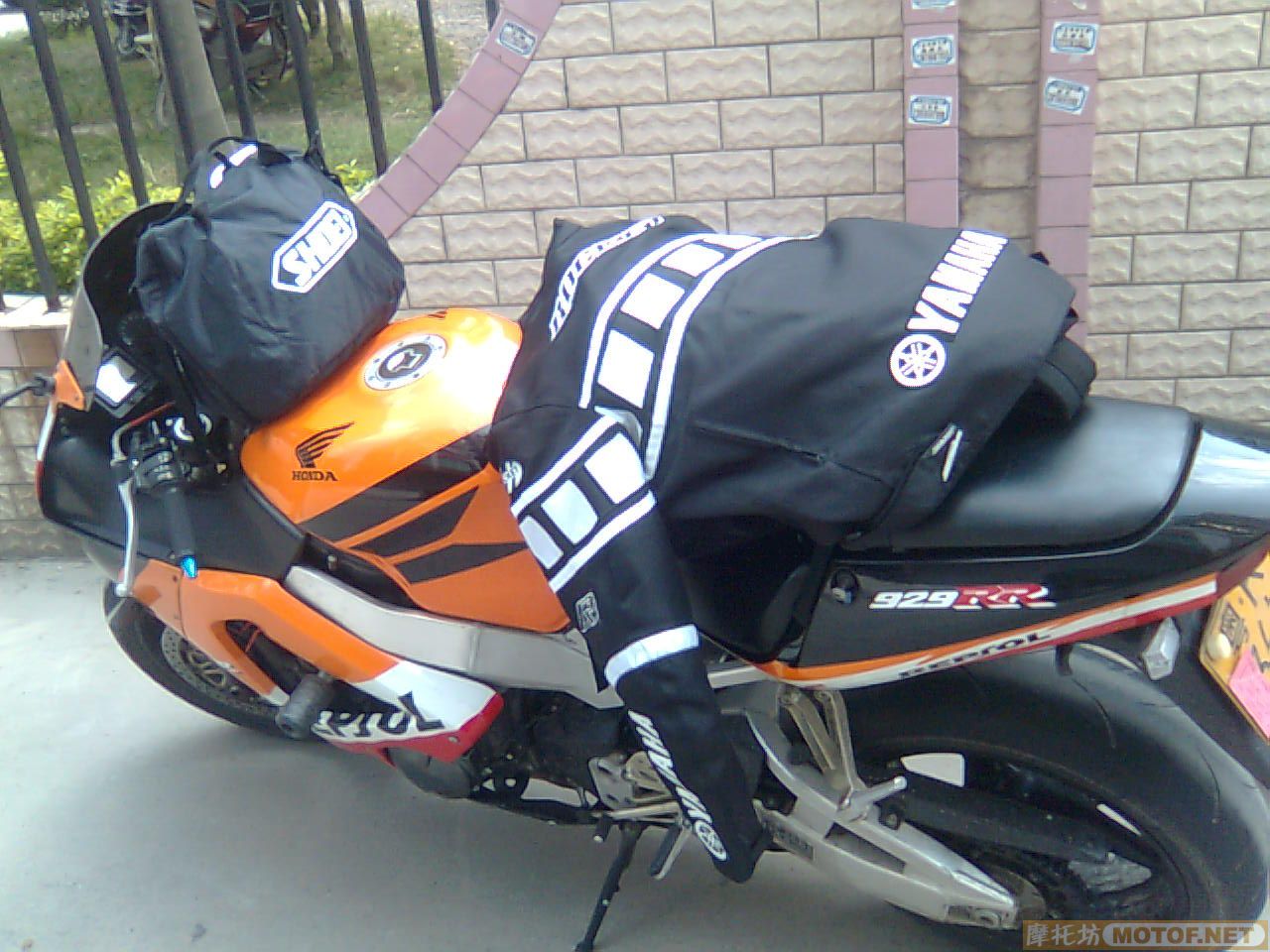 清远QY机车社33800出售01年的CBR929RR,,21800出售SV650~