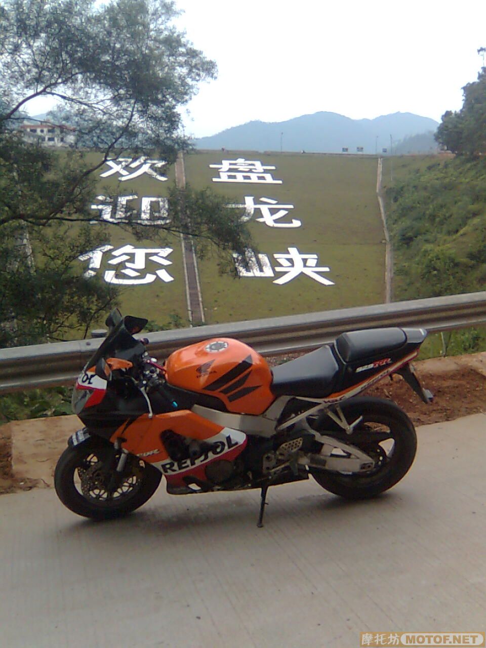 清远QY机车社33800出售01年的CBR929RR,,21800出售SV650~