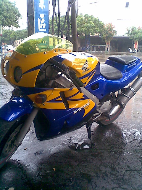 中山小榄代友8000$卖一台非常好的VFR400