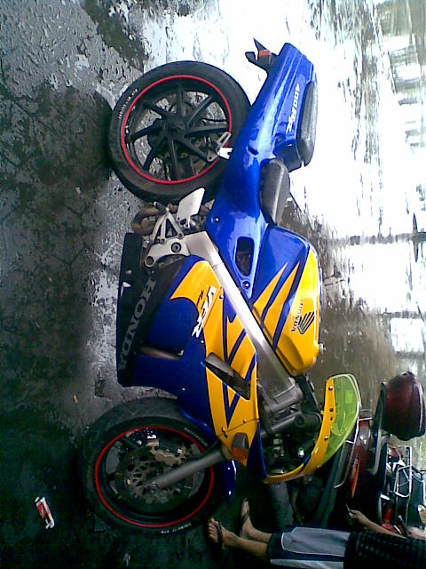 中山小榄代友8000$卖一台非常好的VFR400