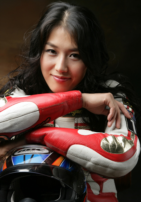 爱红装,也爱武装!(韩国女车手)
