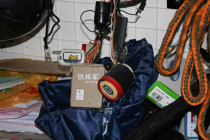开平转让闲置配件：碳纤排气、刹车碟、双向防盗器