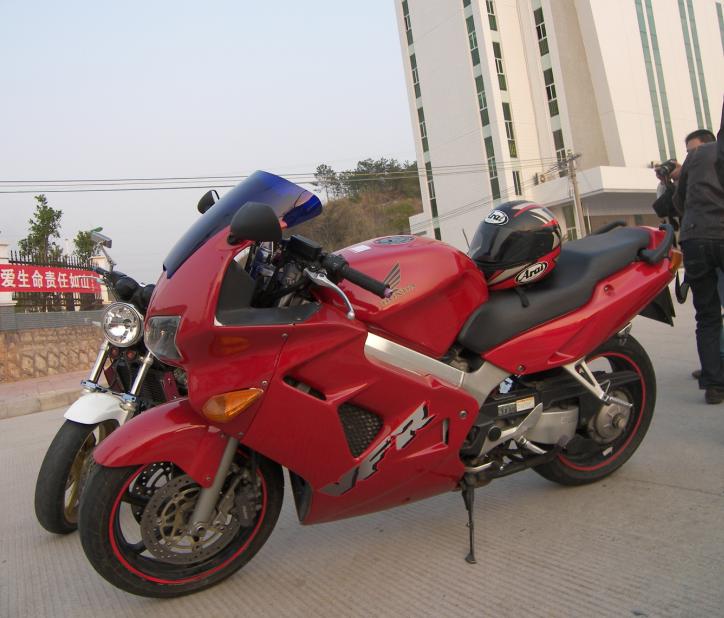 广东梅州市25600元出售99VFR800电喷旅行车