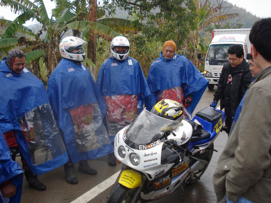 孤身遠行中遇到大運摩托車迎奧運的巡遊隊伍