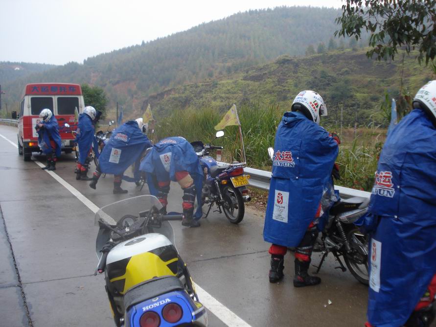 孤身遠行中遇到大運摩托車迎奧運的巡遊隊伍