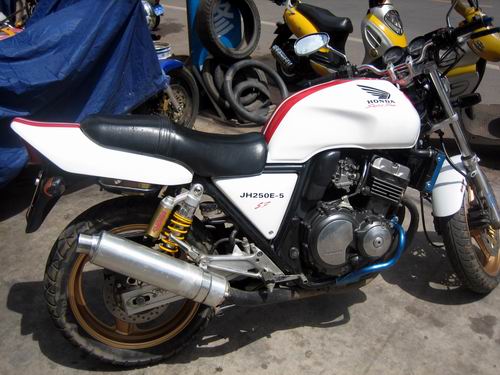 云南楚雄出售两台真牌94cb400  11000元