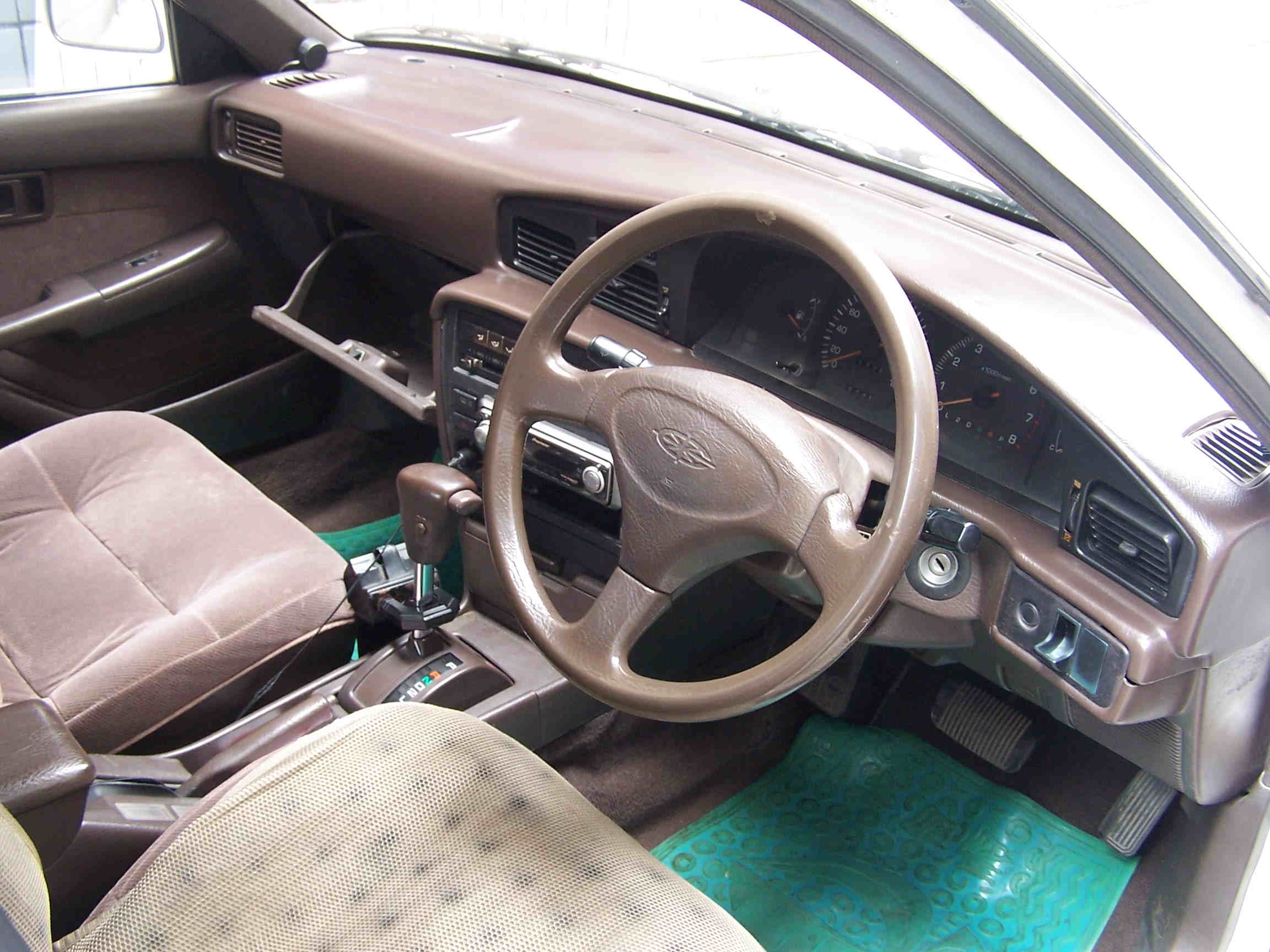 佛冈代友卖一部TOYOTA右呔车9000元和一些配件.