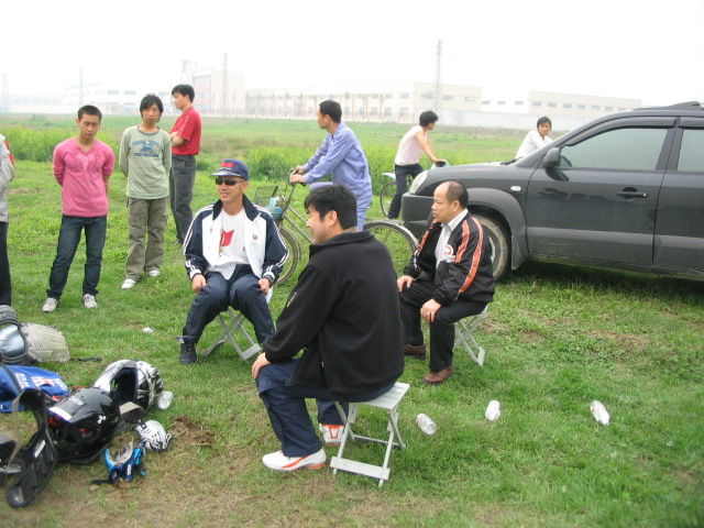 领导来视察,,,大家知道这熟悉的背影是谁么...