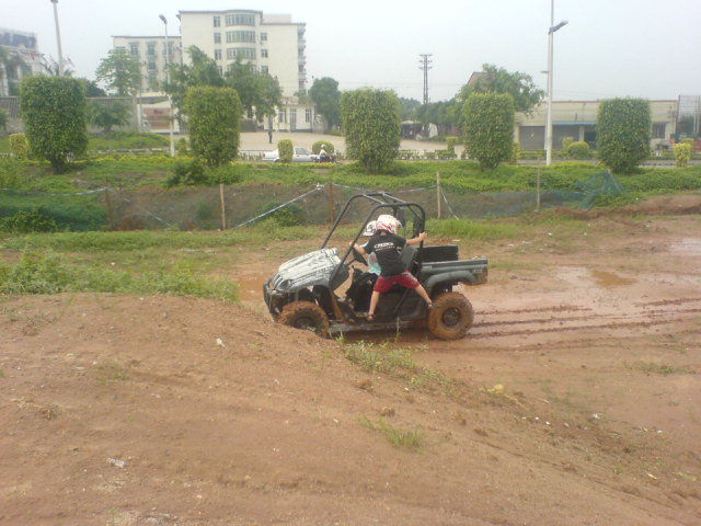 我朋友的儿子开四驱600CC UTV