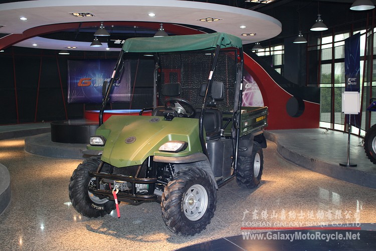 我朋友的儿子开四驱600CC UTV