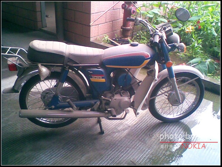 今天发现一台全新二冲YAMAHA古董库存车