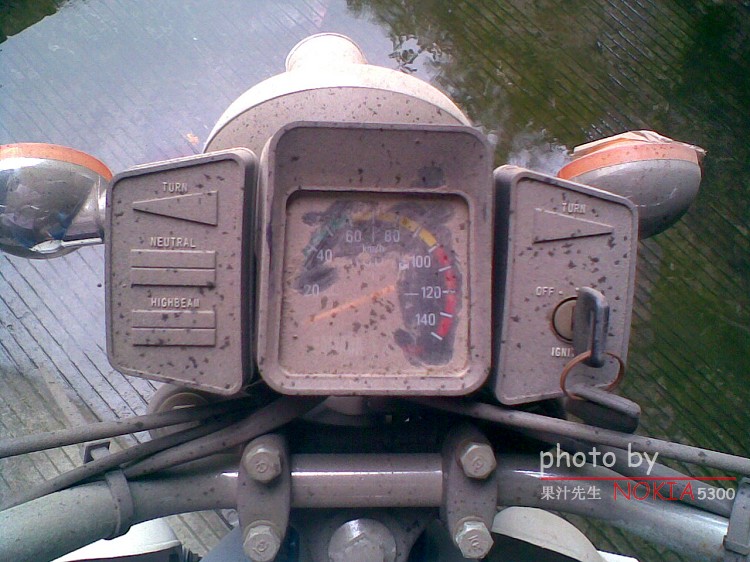 今天发现一台全新二冲YAMAHA古董库存车