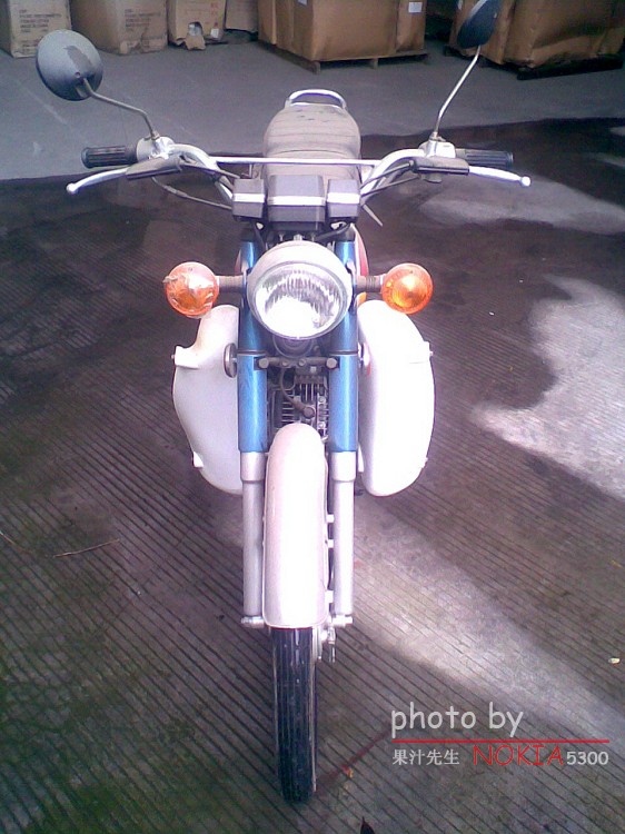 今天发现一台全新二冲YAMAHA古董库存车
