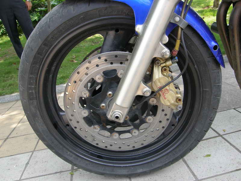 广西梧州出售00款YAMAHA XJR-400，价钱16800圆。。