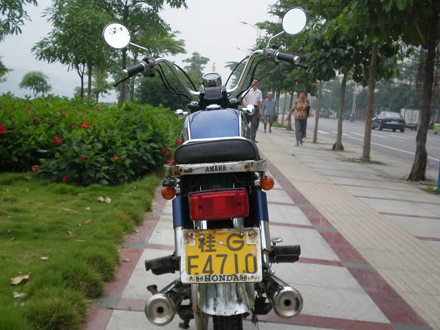 广西百色3000元卖架20年的老爷车-雅马哈YD250。