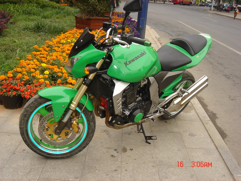 湖南常德出售真牌完整川崎Z1000，价46800可小刀。