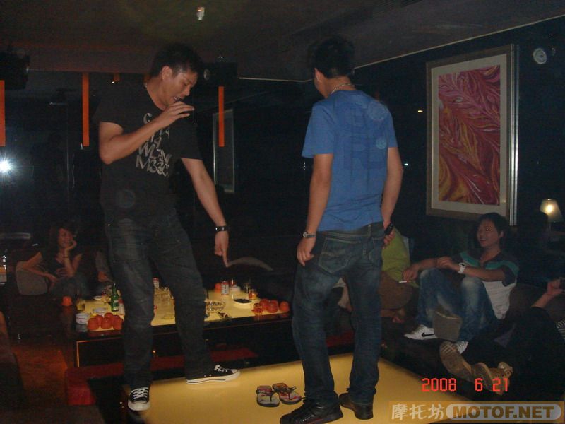 世纪龙船节狂欢的晚上KTV........