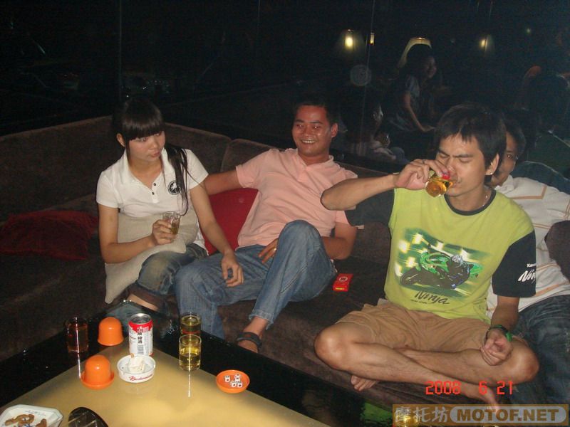 世纪龙船节狂欢的晚上KTV........