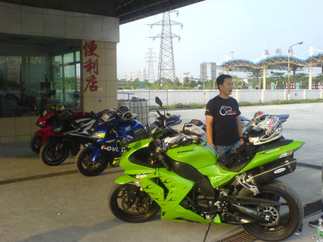 热烈庆祝英木z1000新车落地，小爆。