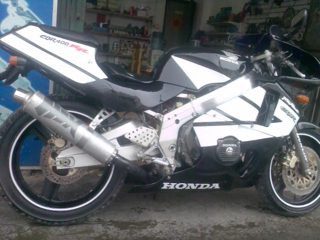 广东东莞９７００元代友出本田ＣＢＲ４００ＲＲ一台