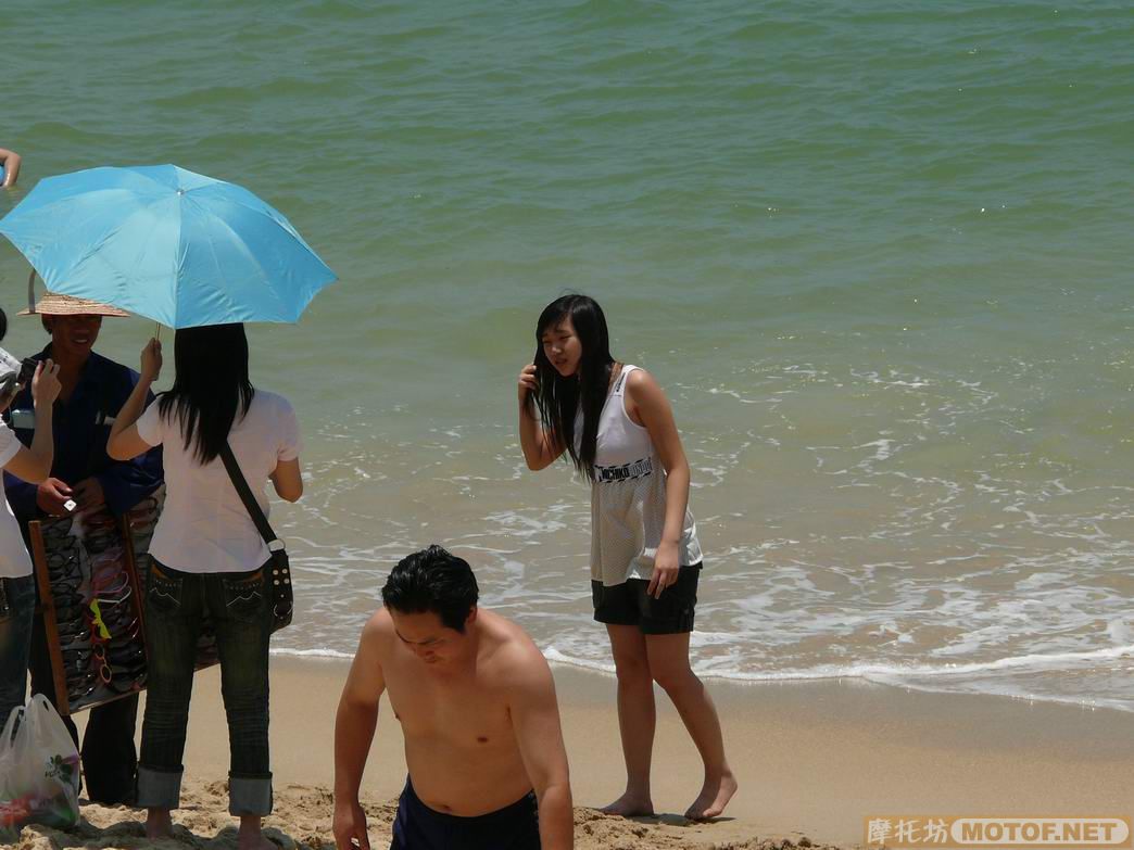 烈日当空！炭烧沙滩上的俊男美女。。。