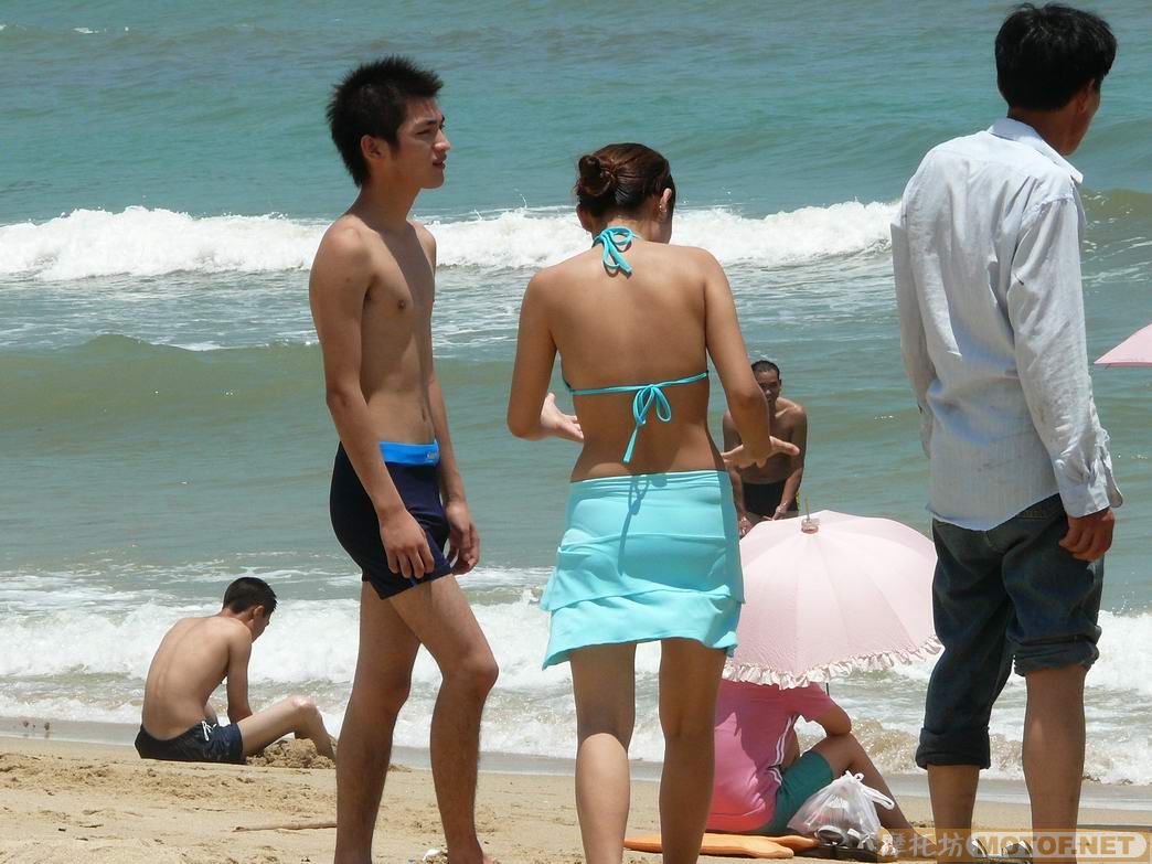 烈日当空！炭烧沙滩上的俊男美女。。。