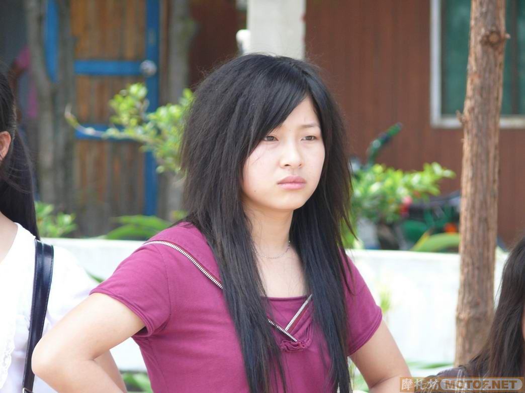 烈日当空！炭烧沙滩上的俊男美女。。。