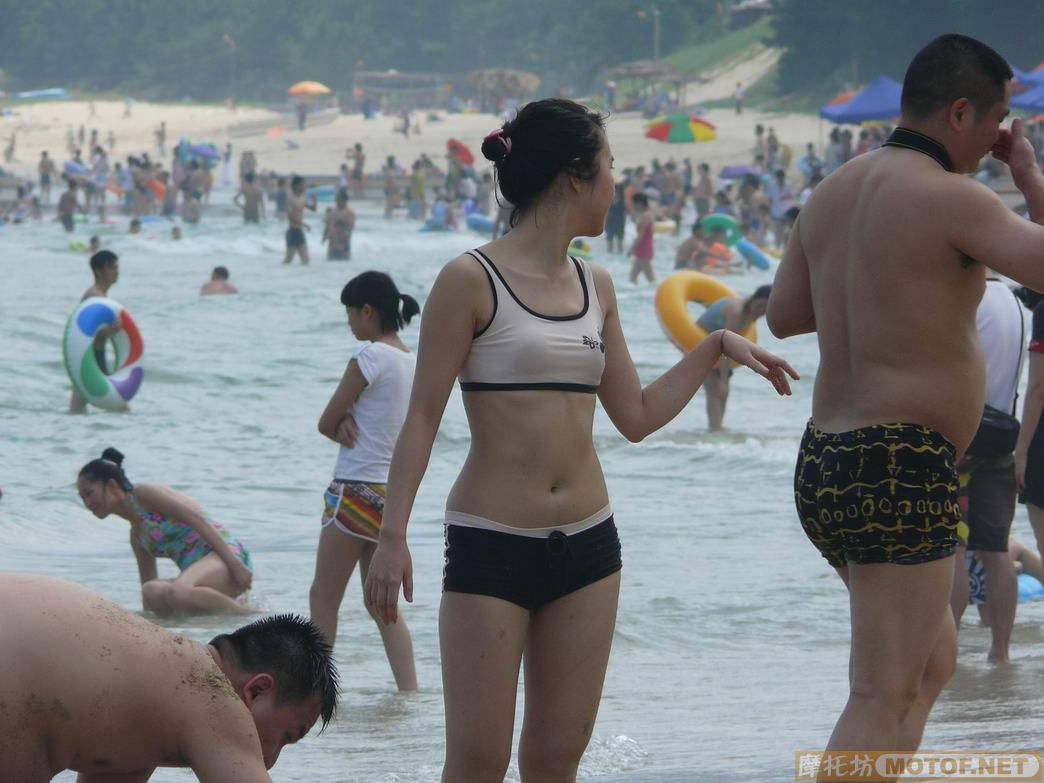 烈日当空！炭烧沙滩上的俊男美女。。。