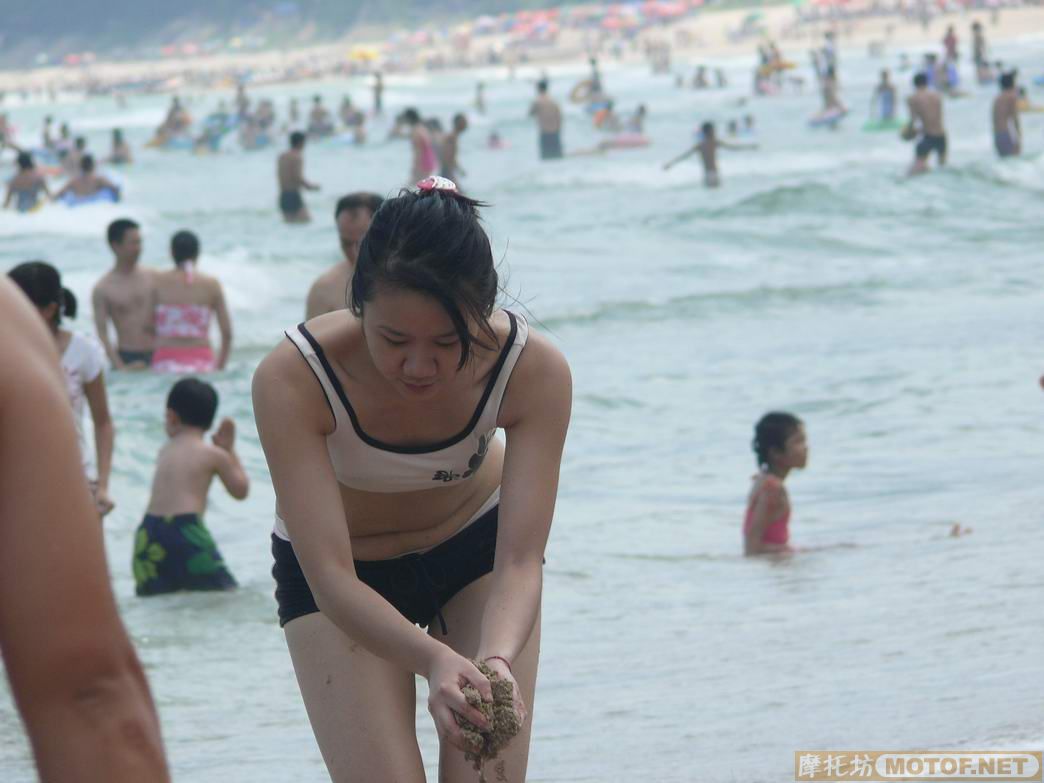 烈日当空！炭烧沙滩上的俊男美女。。。