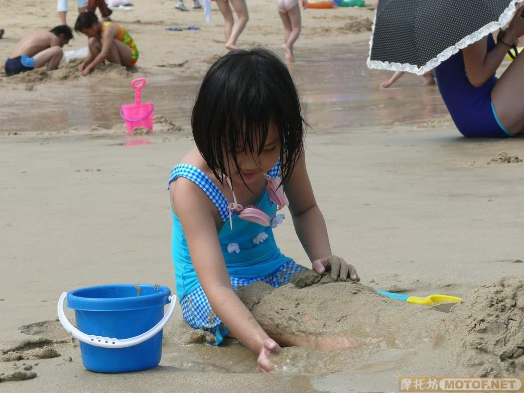 烈日当空！炭烧沙滩上的俊男美女。。。