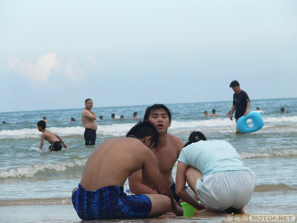 烈日当空！炭烧沙滩上的俊男美女。。。