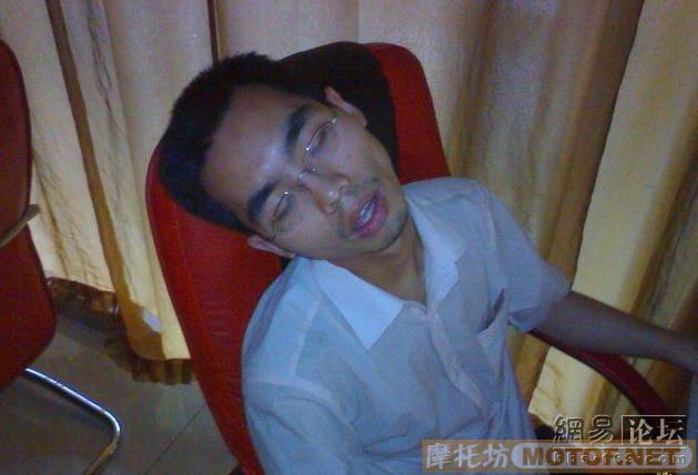 网吧晚上的形形色色生活,睡姿千奇百态......