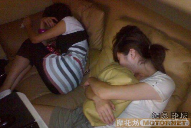 网吧晚上的形形色色生活,睡姿千奇百态......