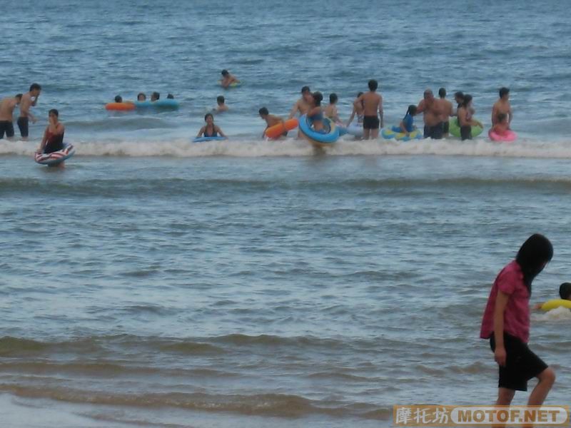 烈日当空！炭烧沙滩上的俊男美女。。。