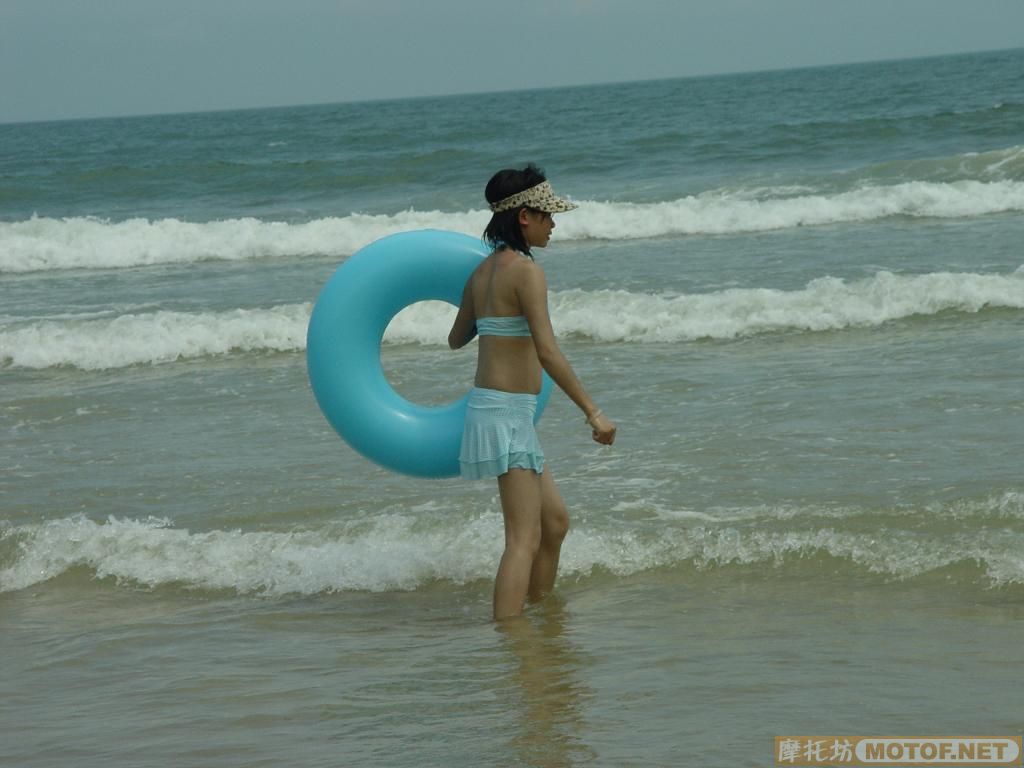 烈日当空！炭烧沙滩上的俊男美女。。。