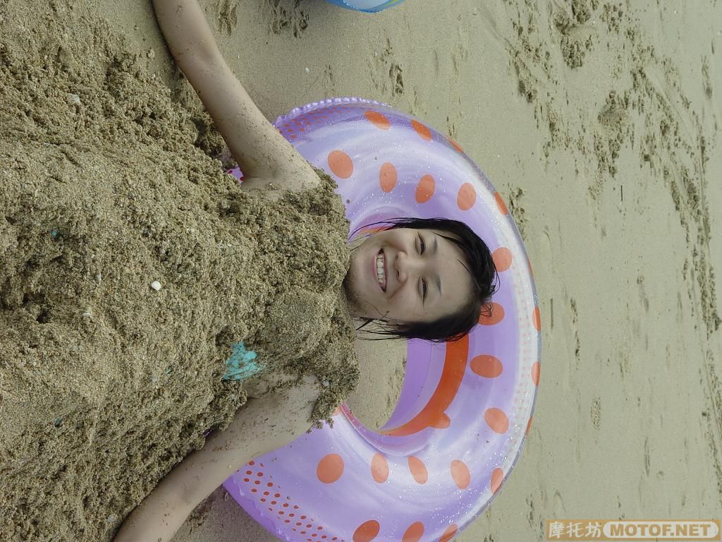 烈日当空！炭烧沙滩上的俊男美女。。。